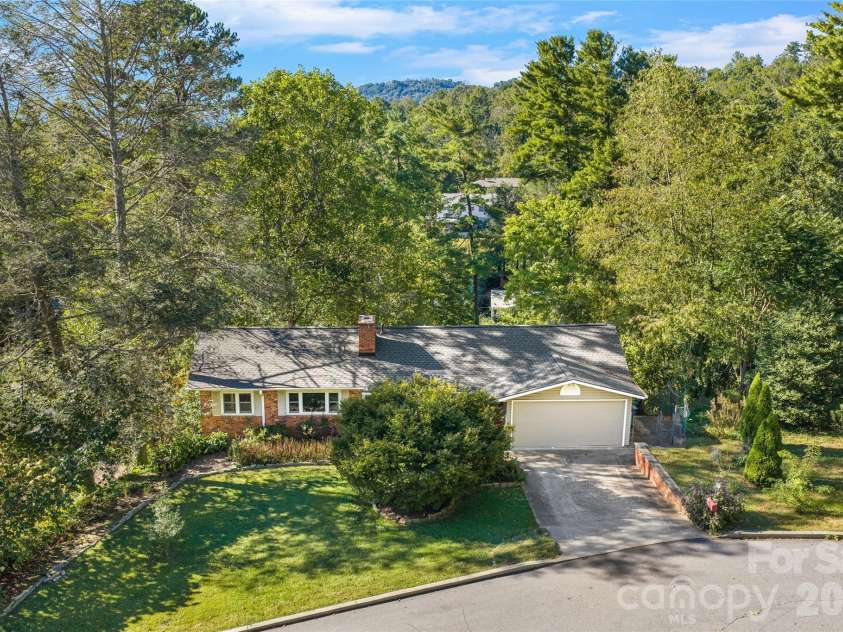 18 Northwood Road, Asheville, NC 28804.  MLS# CAR4429580, YatesRealty ID 55146. 