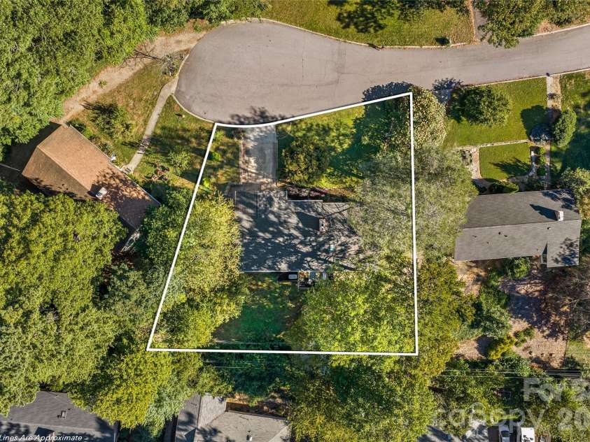 18 Northwood Road, Asheville, NC 28804.  MLS# CAR4429580, YatesRealty ID 55146. Situated on a private cul de sac.
