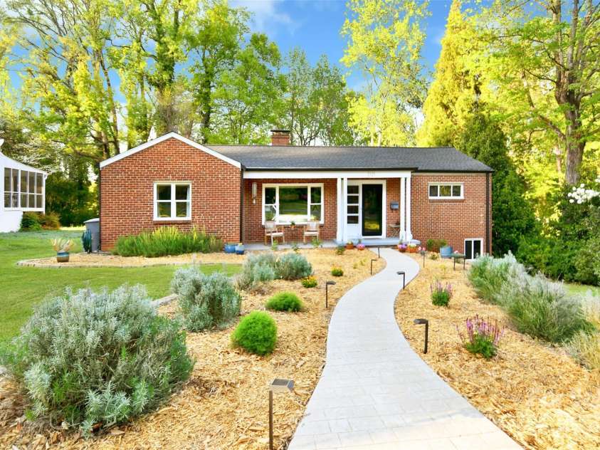 2121 Arnold Drive, Charlotte, NC 28205.  MLS# CAR4245304, YatesRealty ID 5516. 