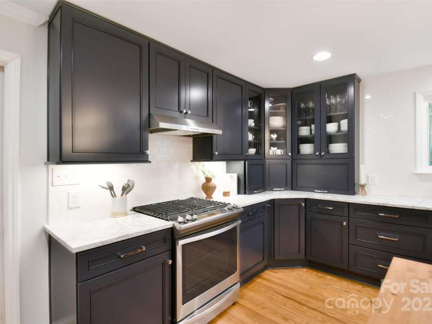 2121 Arnold Drive, Charlotte, NC 28205.  MLS# CAR4245304, YatesRealty ID 5516. 