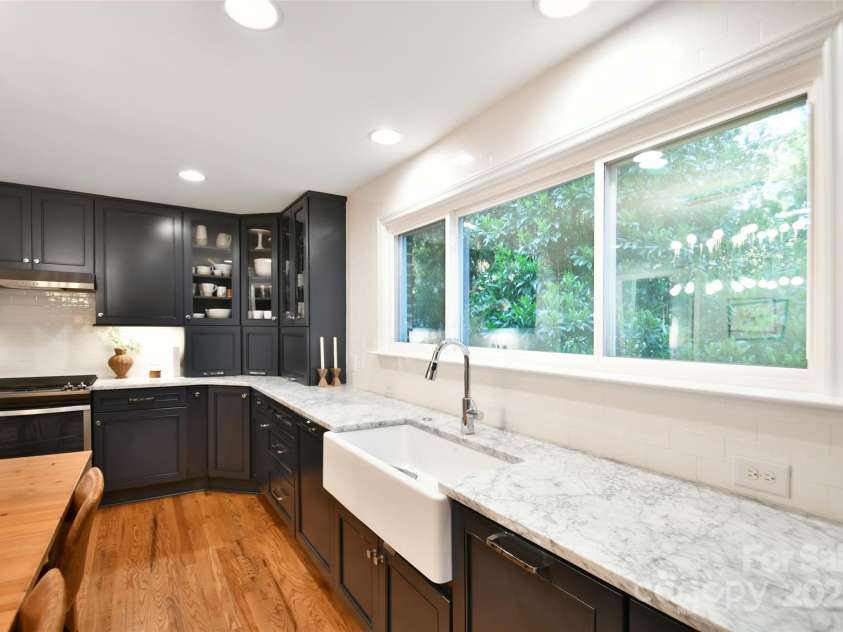2121 Arnold Drive, Charlotte, NC 28205.  MLS# CAR4245304, YatesRealty ID 5516. 