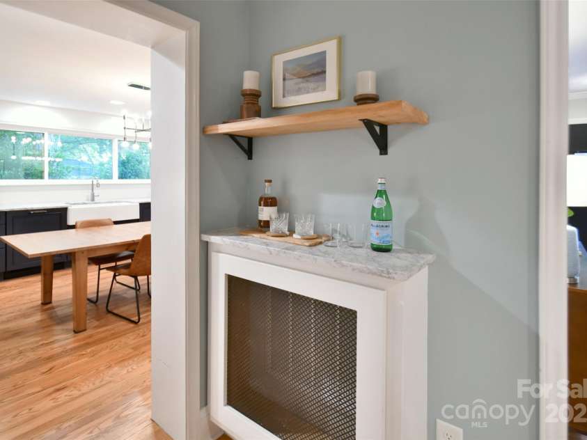 2121 Arnold Drive, Charlotte, NC 28205.  MLS# CAR4245304, YatesRealty ID 5516. 