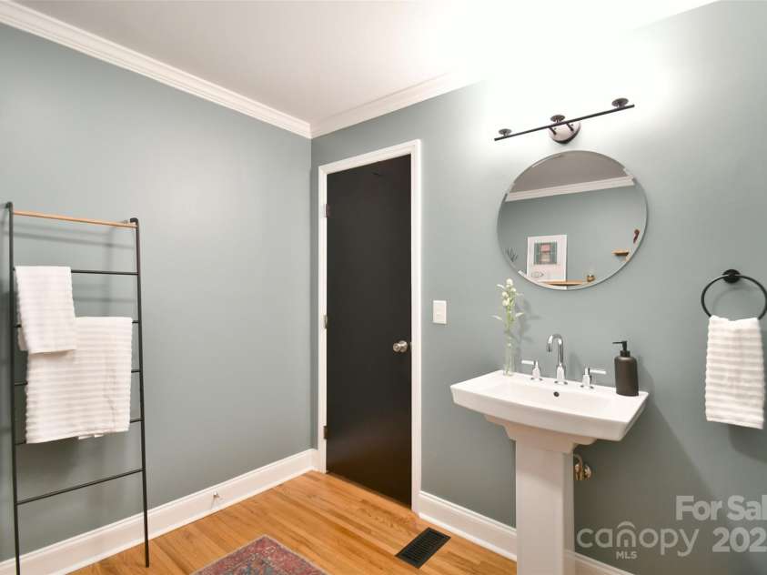 2121 Arnold Drive, Charlotte, NC 28205.  MLS# CAR4245304, YatesRealty ID 5516. 