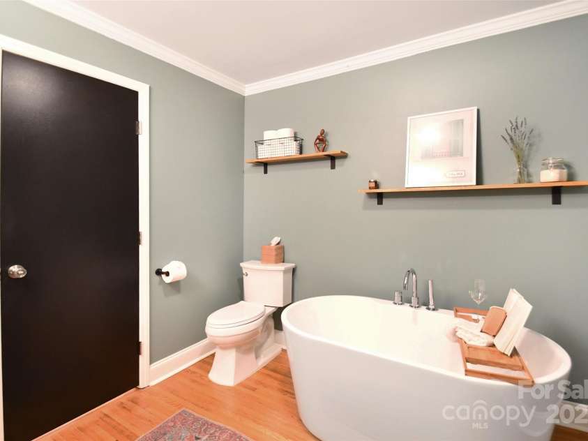 2121 Arnold Drive, Charlotte, NC 28205.  MLS# CAR4245304, YatesRealty ID 5516. 