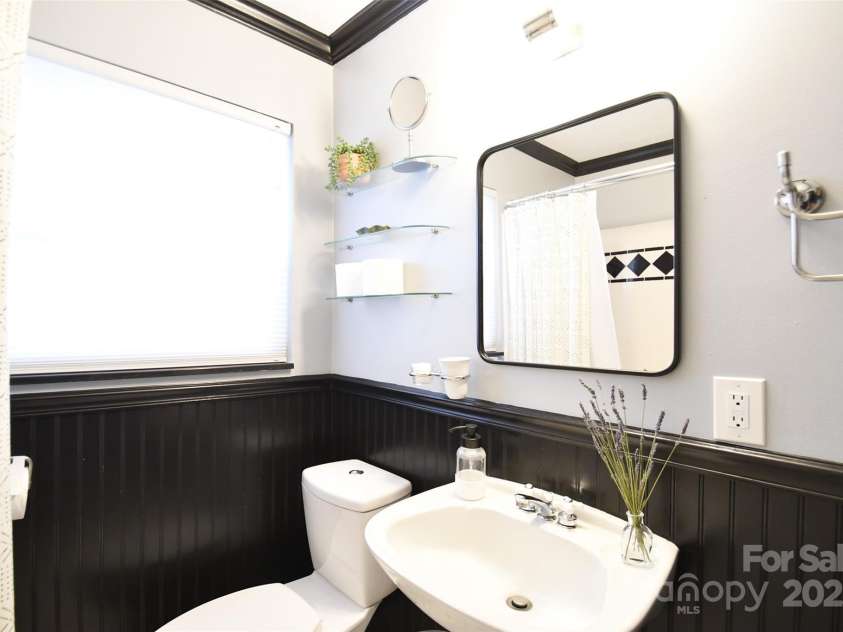 2121 Arnold Drive, Charlotte, NC 28205.  MLS# CAR4245304, YatesRealty ID 5516. 