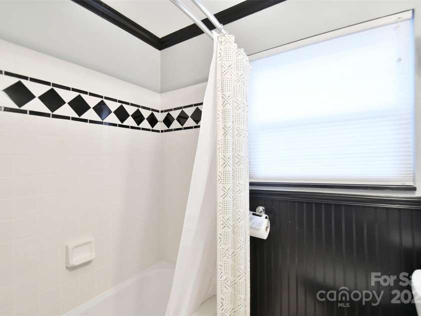 2121 Arnold Drive, Charlotte, NC 28205.  MLS# CAR4245304, YatesRealty ID 5516. 
