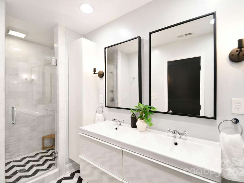 2121 Arnold Drive, Charlotte, NC 28205.  MLS# CAR4245304, YatesRealty ID 5516. 