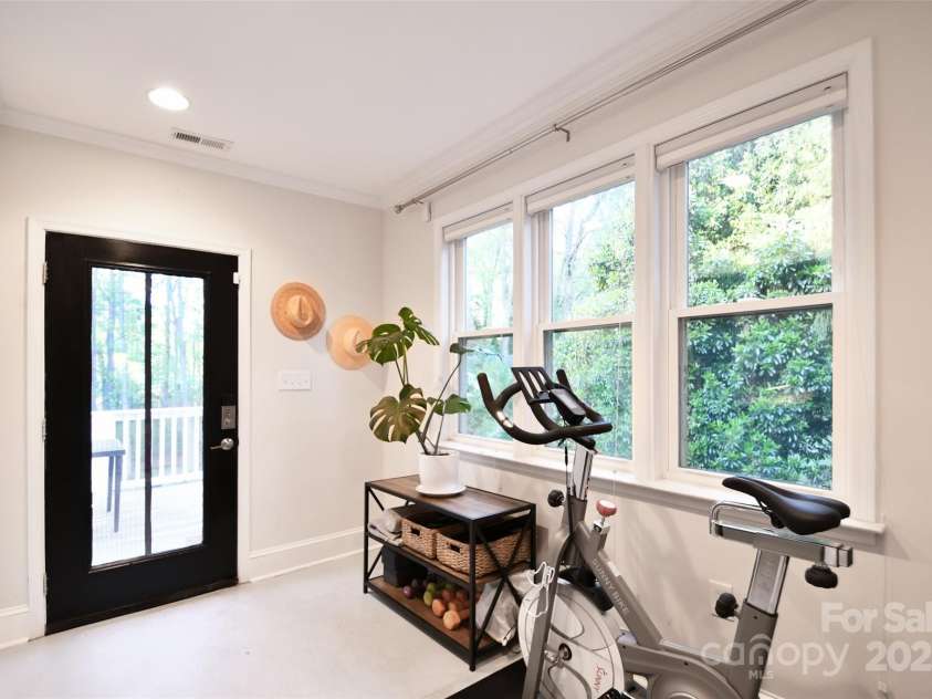 2121 Arnold Drive, Charlotte, NC 28205.  MLS# CAR4245304, YatesRealty ID 5516. 