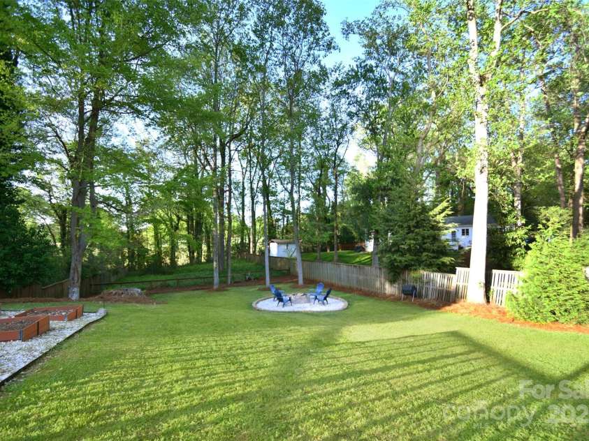 2121 Arnold Drive, Charlotte, NC 28205.  MLS# CAR4245304, YatesRealty ID 5516. 