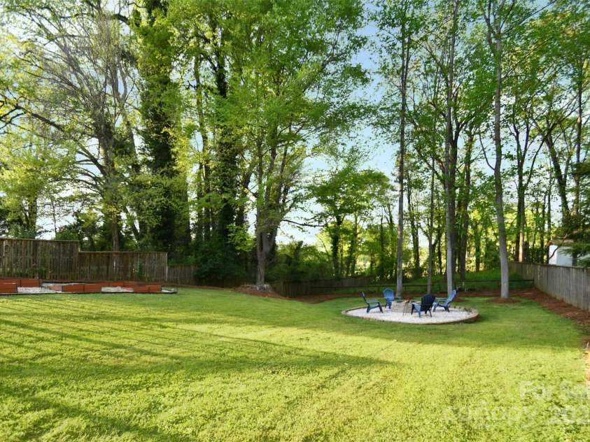 2121 Arnold Drive, Charlotte, NC 28205.  MLS# CAR4245304, YatesRealty ID 5516. 
