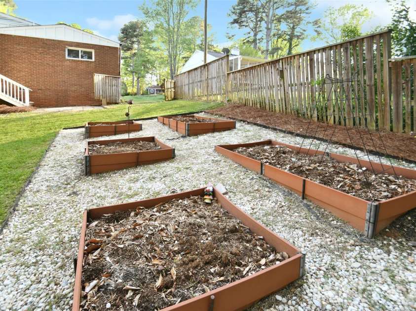 2121 Arnold Drive, Charlotte, NC 28205.  MLS# CAR4245304, YatesRealty ID 5516. 