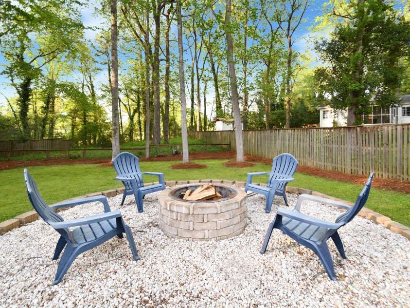 2121 Arnold Drive, Charlotte, NC 28205.  MLS# CAR4245304, YatesRealty ID 5516. 