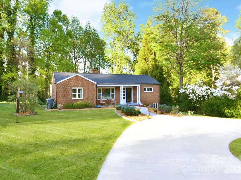 2121 Arnold Drive, Charlotte, NC 28205.  MLS# CAR4245304, YatesRealty ID 5516. 