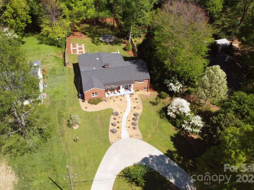 2121 Arnold Drive, Charlotte, NC 28205.  MLS# CAR4245304, YatesRealty ID 5516. 