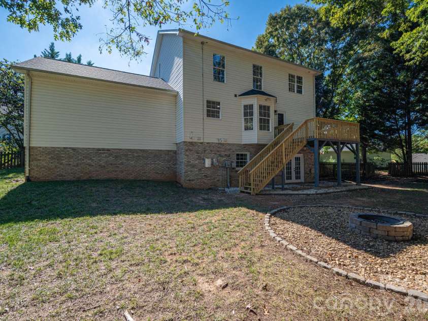 2730 24th Street Court, Hickory, NC 28601.  MLS# CAR4432109, YatesRealty ID 55164. 