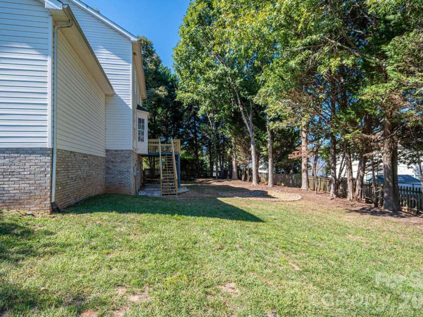 2730 24th Street Court, Hickory, NC 28601.  MLS# CAR4432109, YatesRealty ID 55164. 