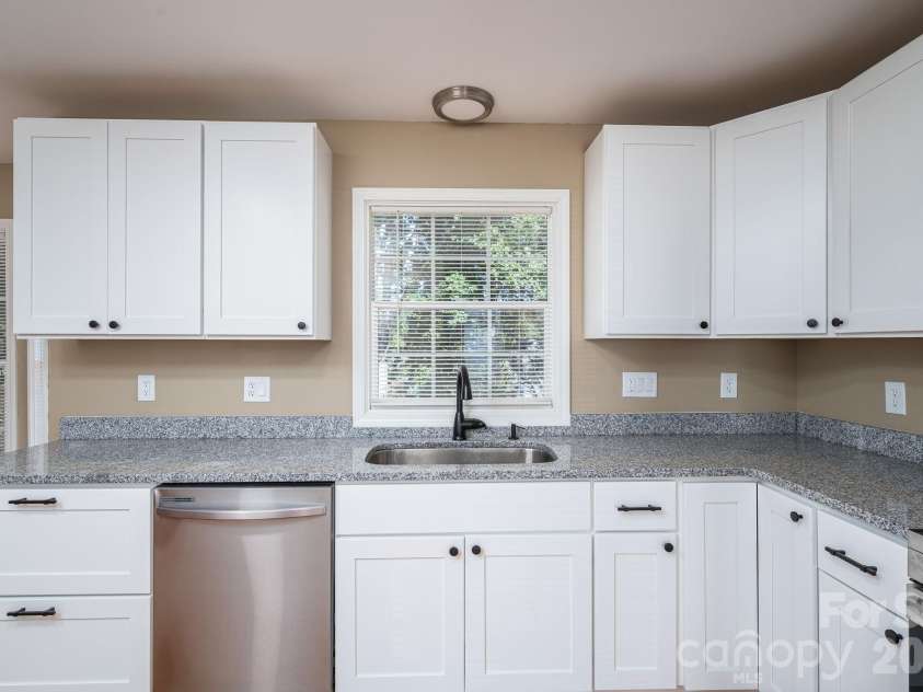 2730 24th Street Court, Hickory, NC 28601.  MLS# CAR4432109, YatesRealty ID 55164. 