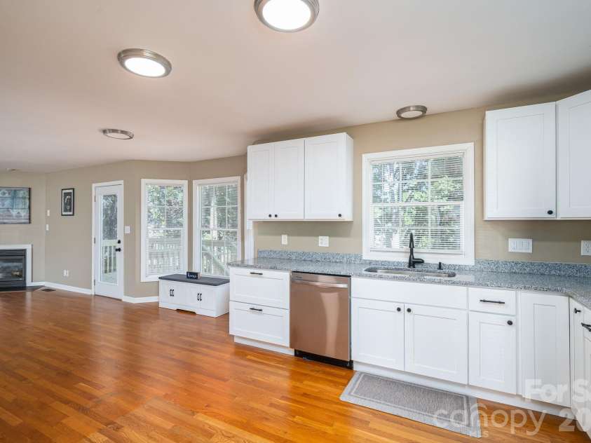 2730 24th Street Court, Hickory, NC 28601.  MLS# CAR4432109, YatesRealty ID 55164. 