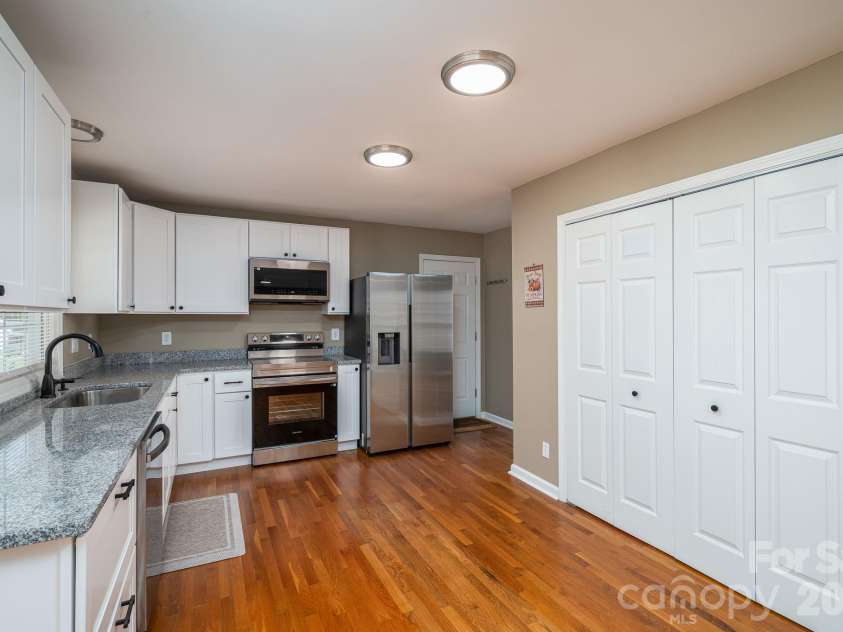 2730 24th Street Court, Hickory, NC 28601.  MLS# CAR4432109, YatesRealty ID 55164. 