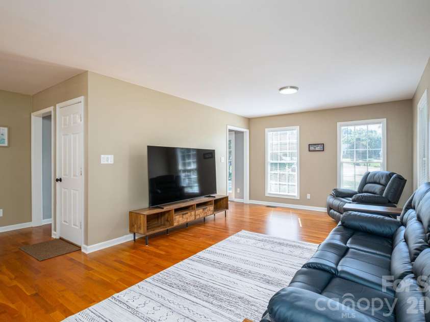 2730 24th Street Court, Hickory, NC 28601.  MLS# CAR4432109, YatesRealty ID 55164. 