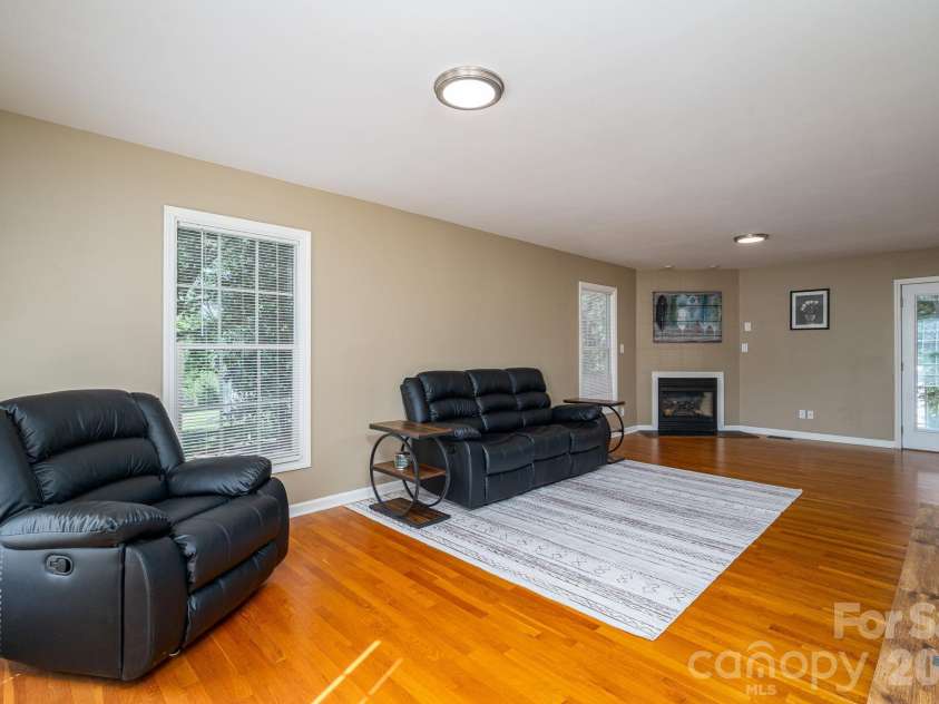 2730 24th Street Court, Hickory, NC 28601.  MLS# CAR4432109, YatesRealty ID 55164. 