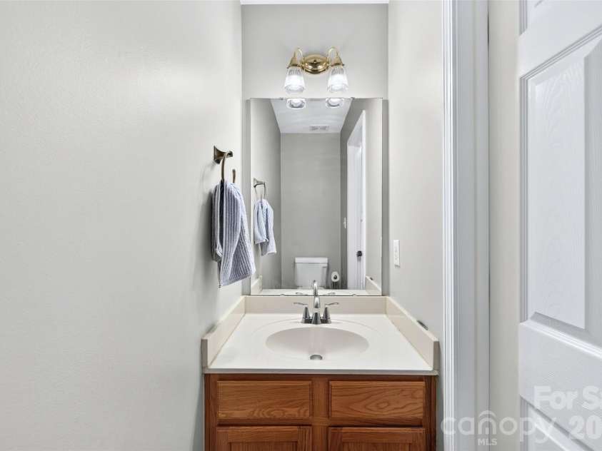 7609 Berrywood Circle, Huntersville, NC 28078.  MLS# CAR4430975, YatesRealty ID 55171. Half bathroom on the main level located off the entryway.