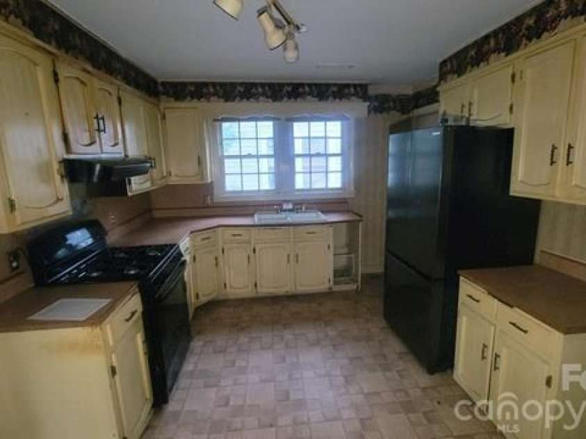 910 Mauney Avenue, Gastonia, NC 28052.  MLS# CAR4431619, YatesRealty ID 55189. 