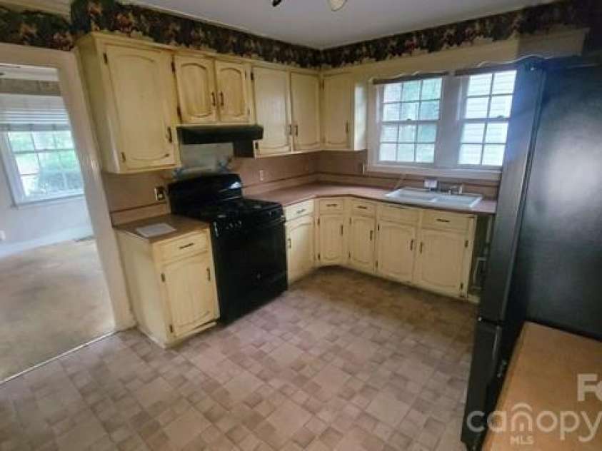 910 Mauney Avenue, Gastonia, NC 28052.  MLS# CAR4431619, YatesRealty ID 55189. 
