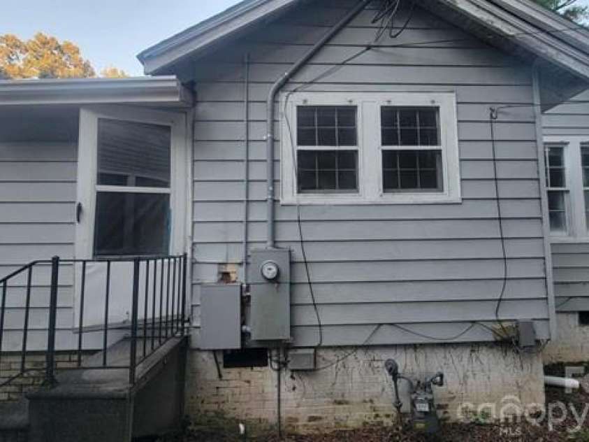 910 Mauney Avenue, Gastonia, NC 28052.  MLS# CAR4431619, YatesRealty ID 55189. 