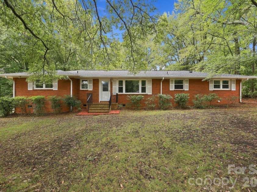 7029 Linda Lake Drive, Charlotte, NC 28215.  MLS# CAR4425915, YatesRealty ID 55191. 