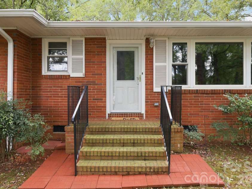 7029 Linda Lake Drive, Charlotte, NC 28215.  MLS# CAR4425915, YatesRealty ID 55191. 