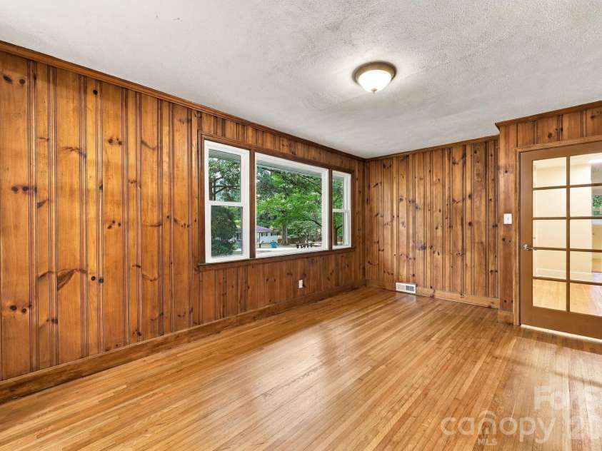 7029 Linda Lake Drive, Charlotte, NC 28215.  MLS# CAR4425915, YatesRealty ID 55191. 