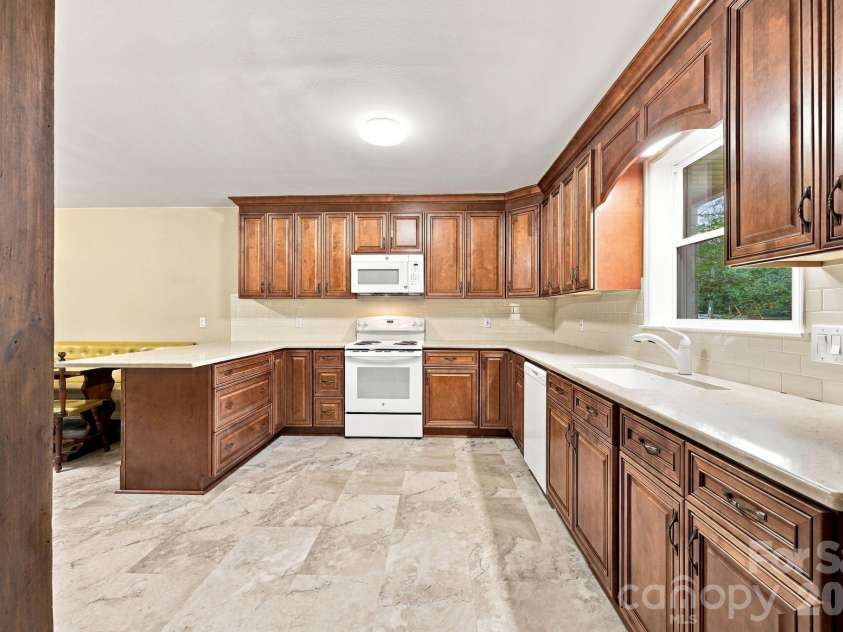 7029 Linda Lake Drive, Charlotte, NC 28215.  MLS# CAR4425915, YatesRealty ID 55191. 
