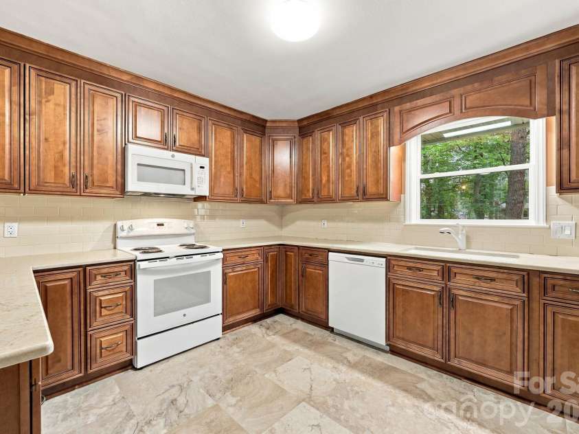 7029 Linda Lake Drive, Charlotte, NC 28215.  MLS# CAR4425915, YatesRealty ID 55191. 