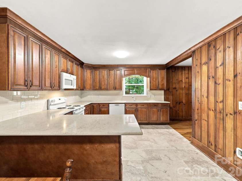 7029 Linda Lake Drive, Charlotte, NC 28215.  MLS# CAR4425915, YatesRealty ID 55191. 