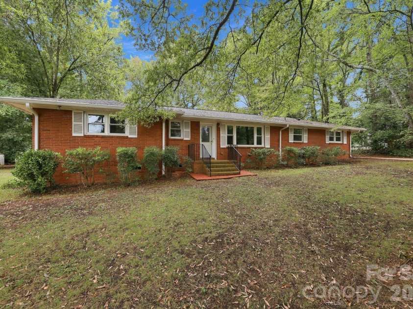 7029 Linda Lake Drive, Charlotte, NC 28215.  MLS# CAR4425915, YatesRealty ID 55191. 