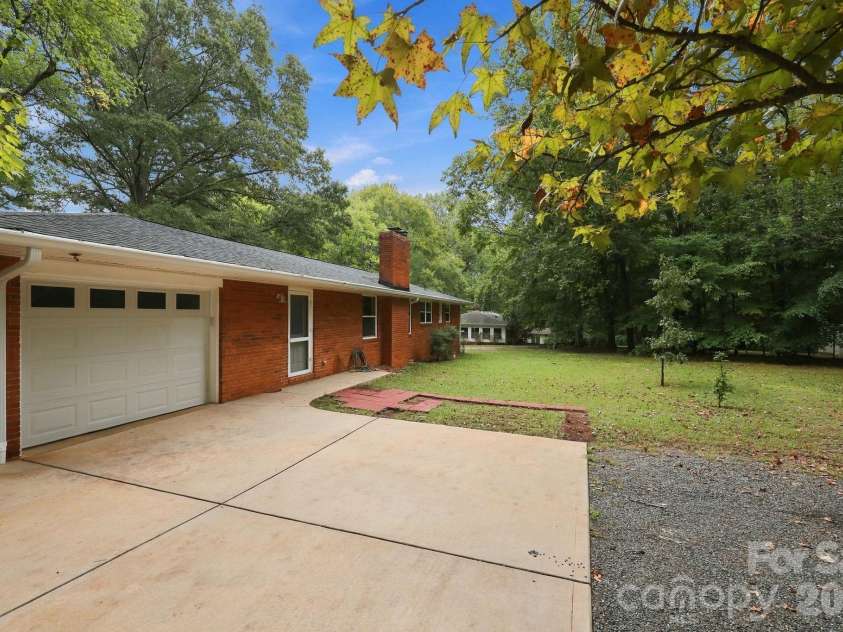 7029 Linda Lake Drive, Charlotte, NC 28215.  MLS# CAR4425915, YatesRealty ID 55191. 