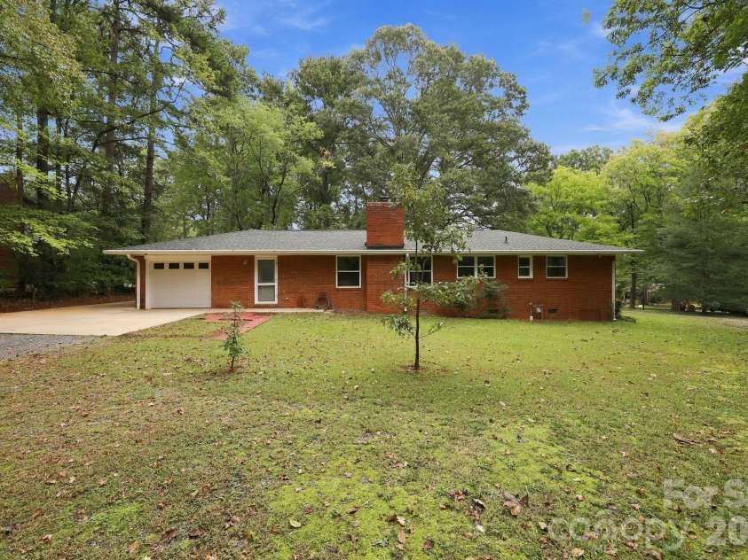 7029 Linda Lake Drive, Charlotte, NC 28215.  MLS# CAR4425915, YatesRealty ID 55191. 