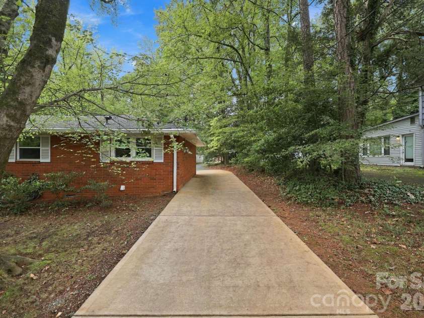 7029 Linda Lake Drive, Charlotte, NC 28215.  MLS# CAR4425915, YatesRealty ID 55191. 
