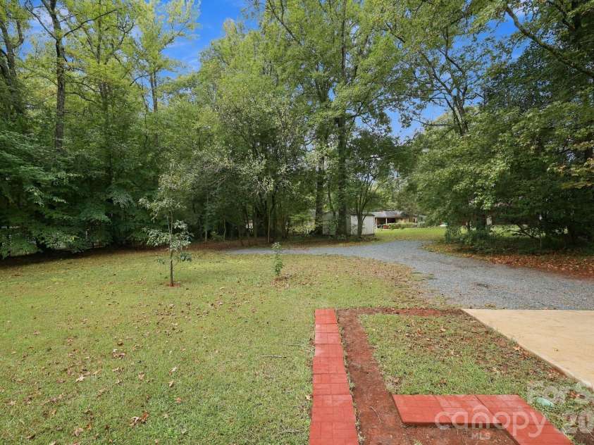 7029 Linda Lake Drive, Charlotte, NC 28215.  MLS# CAR4425915, YatesRealty ID 55191. 