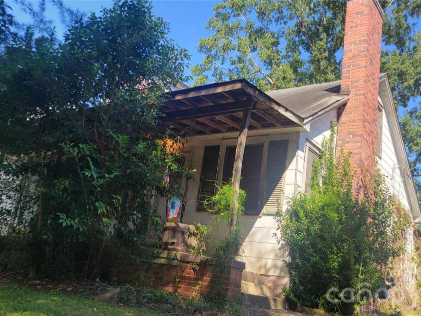 310 Government Street, Lincolnton, NC 28092.  MLS# CAR4429554, YatesRealty ID 55203. 