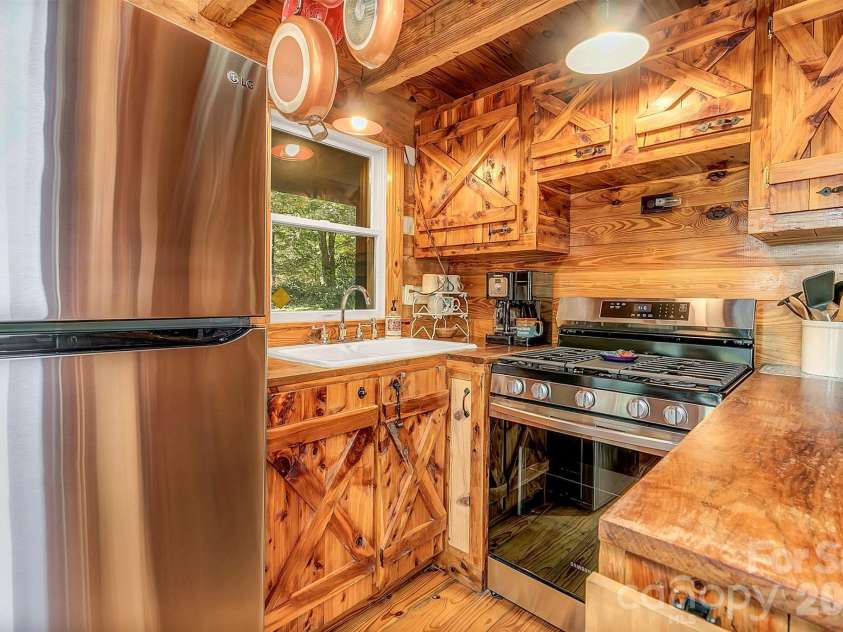 169 Laurel Creek Drive, Hendersonville, NC 28792.  MLS# CAR4431879, YatesRealty ID 55213. 