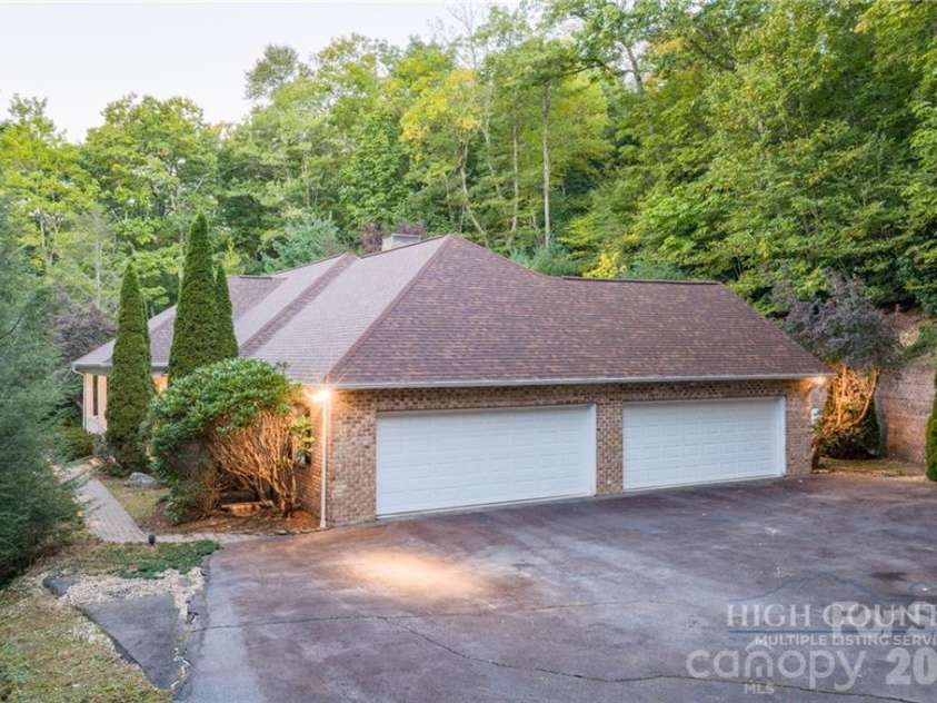 560 Greystone Drive, Boone, NC 28607.  MLS# CAR4432355, YatesRealty ID 55228. 