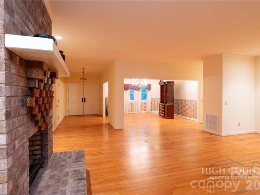 560 Greystone Drive, Boone, NC 28607.  MLS# CAR4432355, YatesRealty ID 55228. 