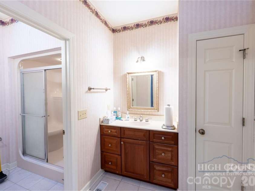 560 Greystone Drive, Boone, NC 28607.  MLS# CAR4432355, YatesRealty ID 55228. 