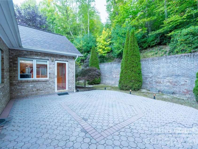 560 Greystone Drive, Boone, NC 28607.  MLS# CAR4432355, YatesRealty ID 55228. 