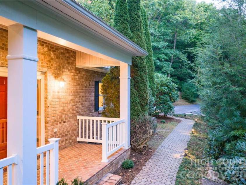 560 Greystone Drive, Boone, NC 28607.  MLS# CAR4432355, YatesRealty ID 55228. 
