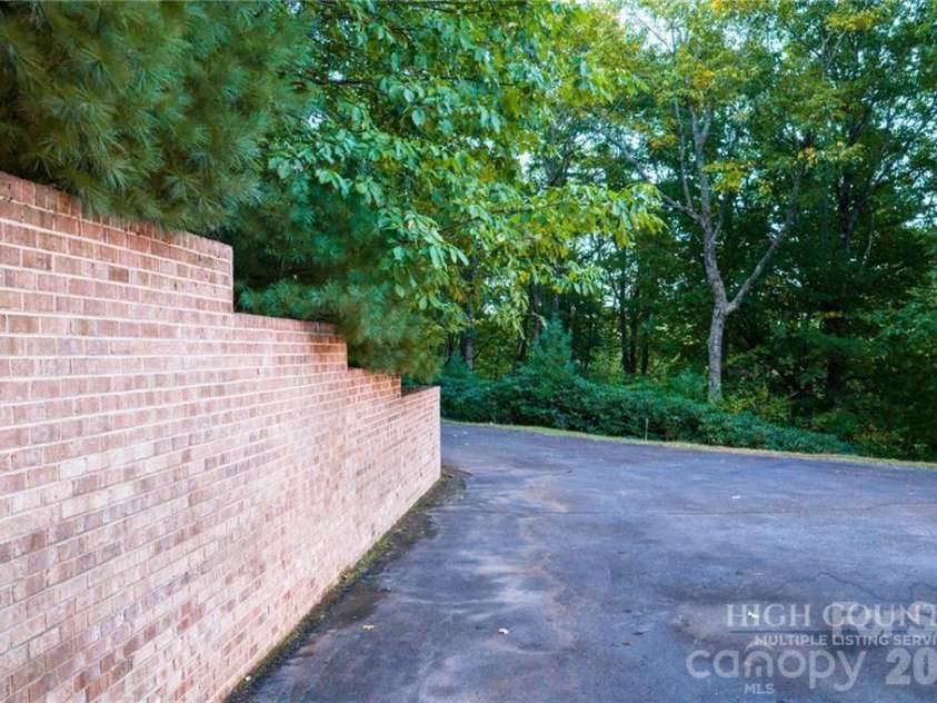560 Greystone Drive, Boone, NC 28607.  MLS# CAR4432355, YatesRealty ID 55228. 