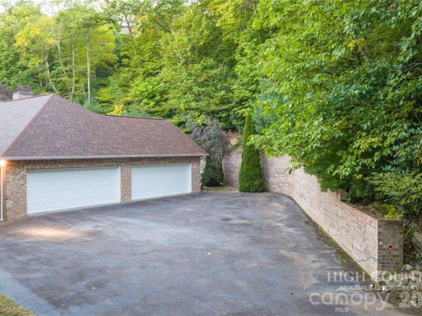 560 Greystone Drive, Boone, NC 28607.  MLS# CAR4432355, YatesRealty ID 55228. 