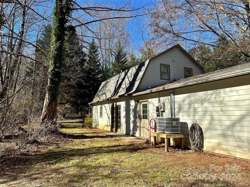 12 Hilltop Lane, Columbus, NC 28722.  MLS# CAR4203716, YatesRealty ID 5523. 